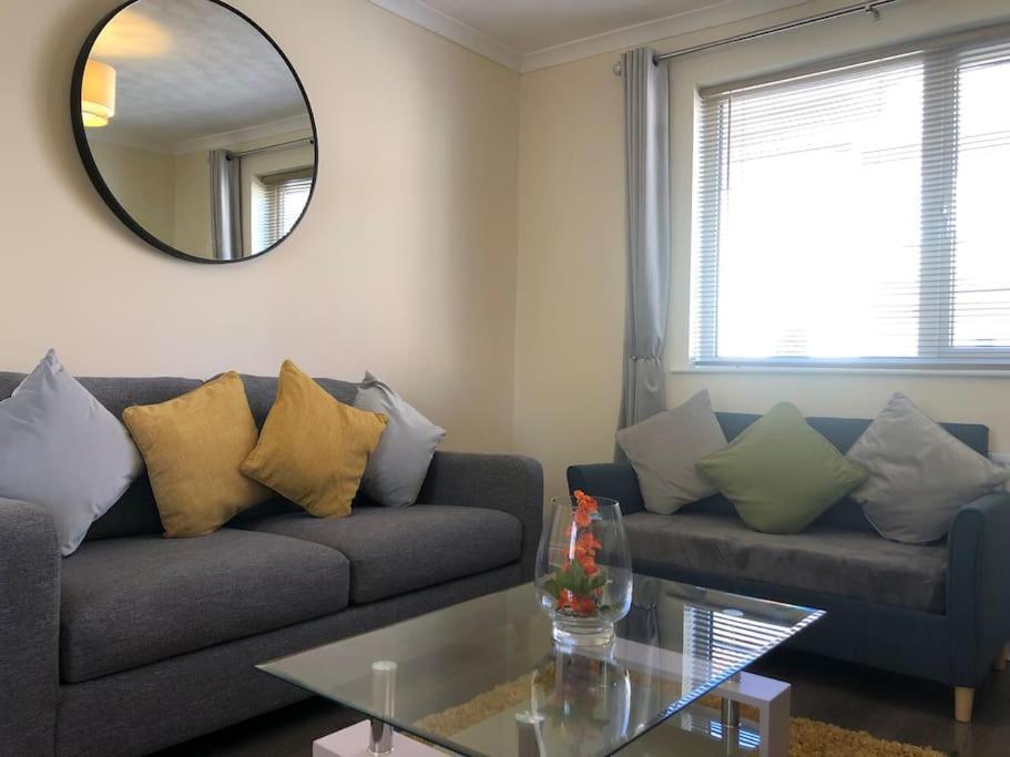 Edinburgh Street Home - Beautiful House With Free Parking And Wifi, Equipped With Comfy Furnitures Swindon Exterior photo