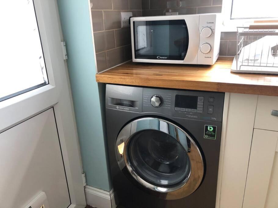 Edinburgh Street Home - Beautiful House With Free Parking And Wifi, Equipped With Comfy Furnitures Swindon Exterior photo