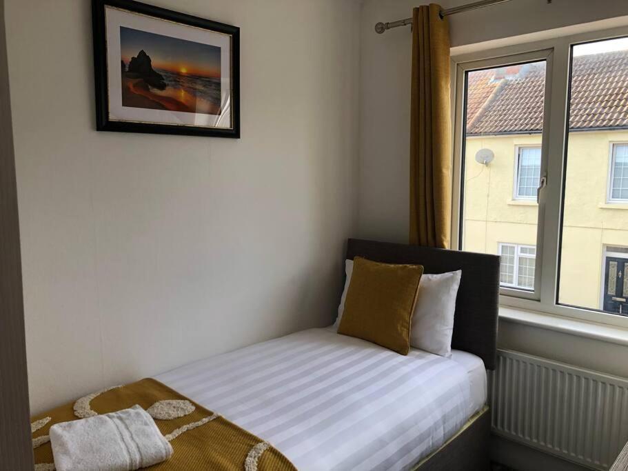 Edinburgh Street Home - Beautiful House With Free Parking And Wifi, Equipped With Comfy Furnitures Swindon Exterior photo