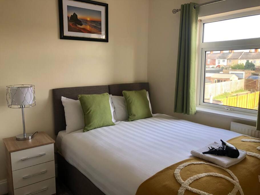 Edinburgh Street Home - Beautiful House With Free Parking And Wifi, Equipped With Comfy Furnitures Swindon Exterior photo