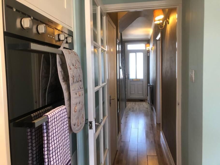 Edinburgh Street Home - Beautiful House With Free Parking And Wifi, Equipped With Comfy Furnitures Swindon Exterior photo