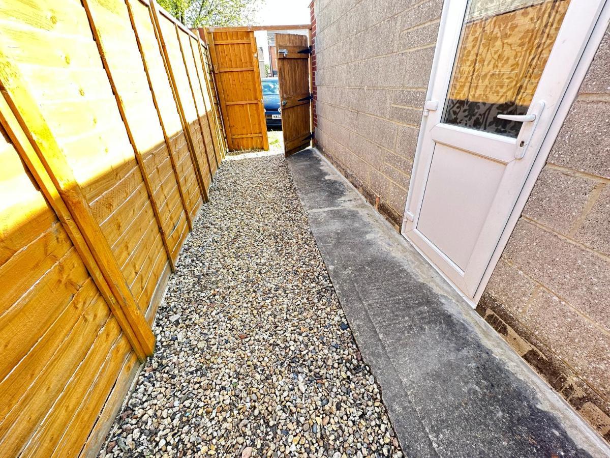Edinburgh Street Home - Beautiful House With Free Parking And Wifi, Equipped With Comfy Furnitures Swindon Exterior photo
